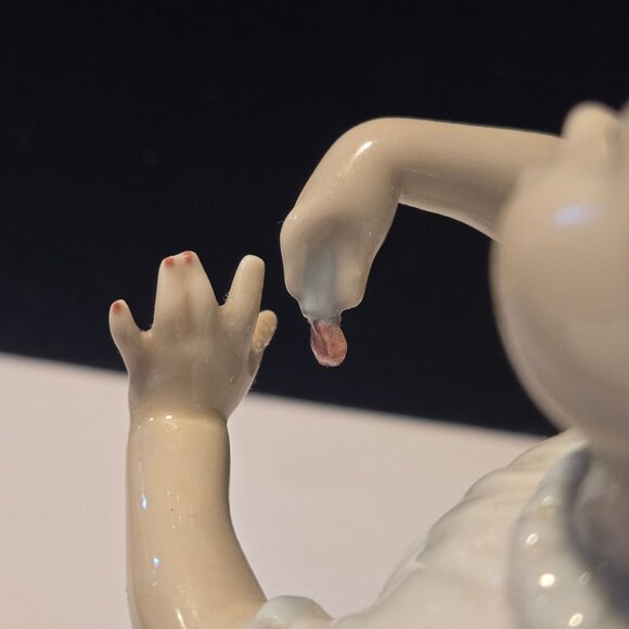 Lladro Porcelain Girl Manicuring Nails 1082 Mint Condition, no box - Picture 5 of 7